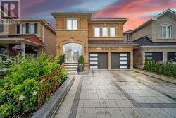 54 BUICK BOULEVARD  Brampton, ON L7A 3X7