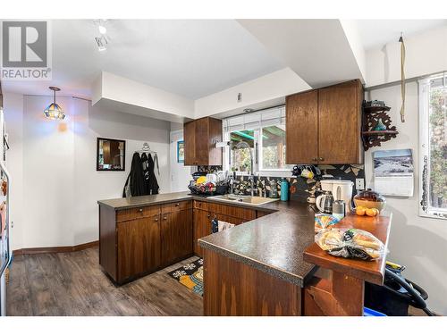 520 Singh Street, Kamloops, BC - Indoor Photo Showing Kitchen With Double Sink