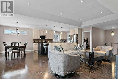 79 Hartwood Crescent, Greater Napanee (Greater Napanee), ON - Indoor Photo Showing Living Room