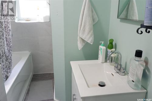 318 4Th Avenue W, Assiniboia, SK - Indoor Photo Showing Bathroom