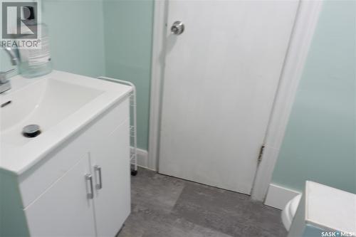 318 4Th Avenue W, Assiniboia, SK - Indoor