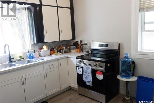318 4Th Avenue W, Assiniboia, SK - Indoor Photo Showing Kitchen With Double Sink