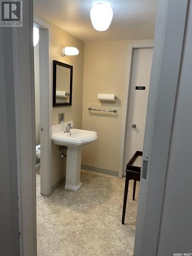433 3Rd Street E, Shaunavon, SK - Indoor Photo Showing Bathroom