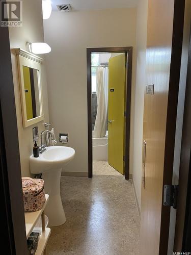 433 3Rd Street E, Shaunavon, SK - Indoor Photo Showing Bathroom