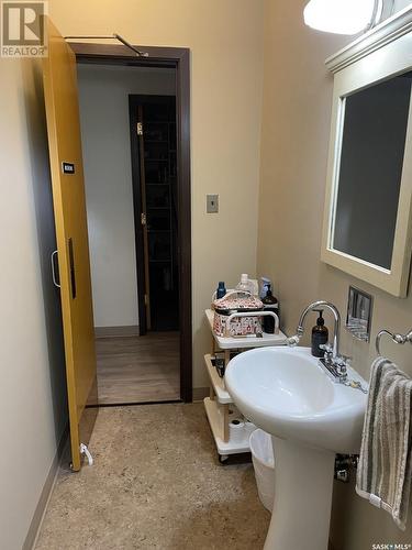 433 3Rd Street E, Shaunavon, SK - Indoor Photo Showing Bathroom