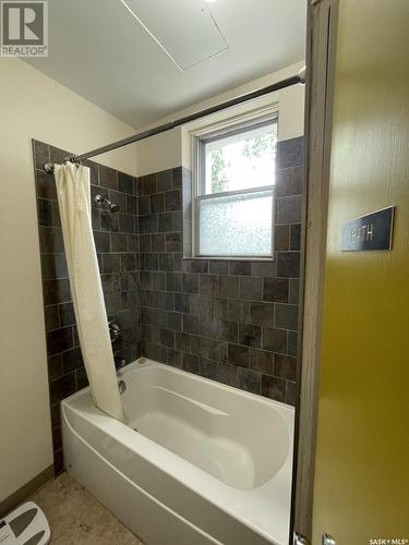 433 3Rd Street E, Shaunavon, SK - Indoor Photo Showing Bathroom