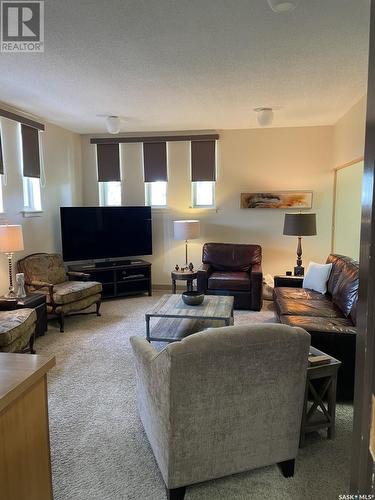 433 3Rd Street E, Shaunavon, SK - Indoor Photo Showing Living Room