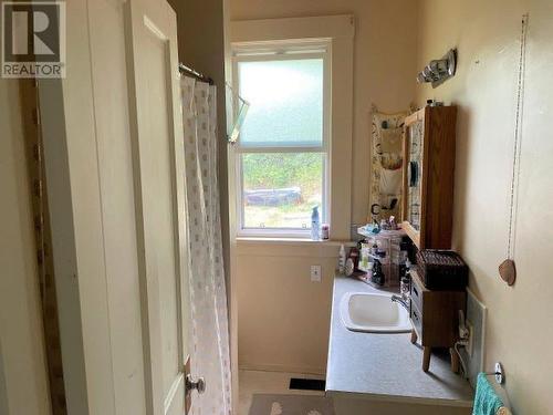 5382 Laburnum Ave, Powell River, BC - Indoor Photo Showing Bathroom