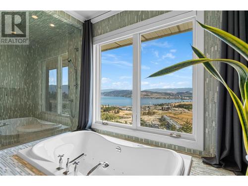 1825 Scott Crescent, West Kelowna, BC - Indoor Photo Showing Bathroom