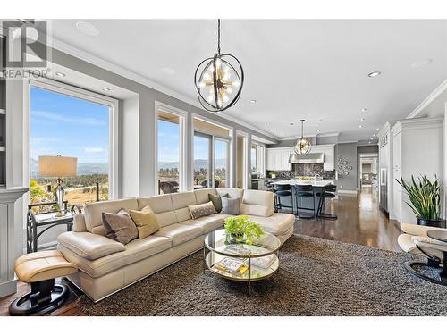 1825 Scott Crescent, West Kelowna, BC - Indoor Photo Showing Living Room