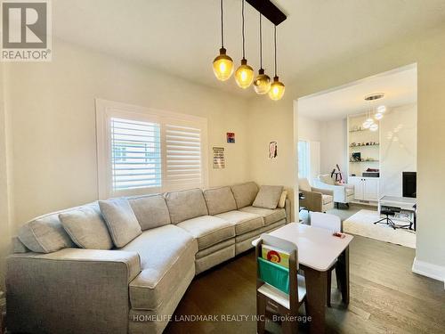 Upper Unit - 33 Olympic Gate, Barrie, ON - Indoor Photo Showing Living Room