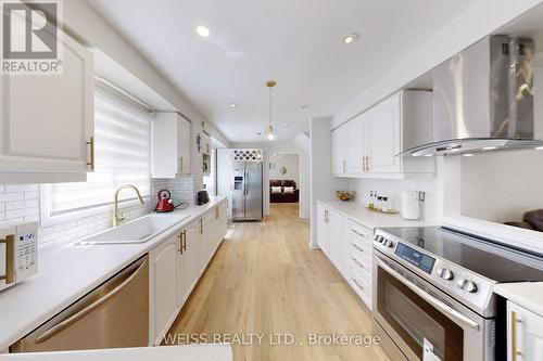 69 Wooliston Crescent, Brampton, ON - Indoor Photo Showing Kitchen With Upgraded Kitchen