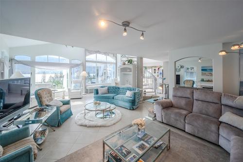 191 Oak Avenue, Kaleden, BC - Indoor Photo Showing Living Room