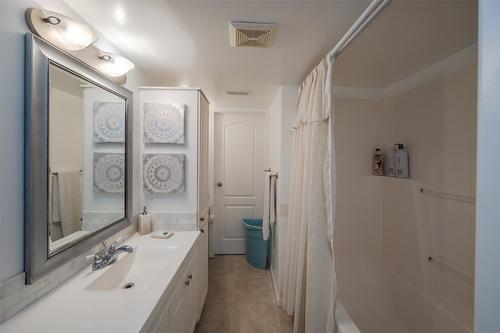 191 Oak Avenue, Kaleden, BC - Indoor Photo Showing Bathroom