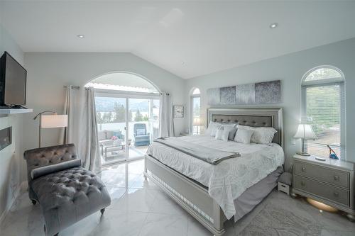 191 Oak Avenue, Kaleden, BC - Indoor Photo Showing Bedroom