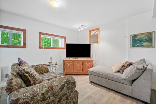 Salle familiale - 48 Ch. Williams, Gore, QC - Indoor Photo Showing Living Room