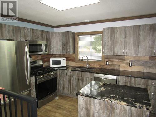 1822 66 Avenue, Grand Forks, BC - Indoor Photo Showing Kitchen With Upgraded Kitchen