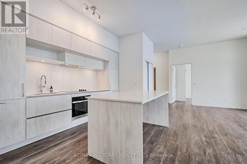 124 - 2 David Eyer Road, Richmond Hill, ON - Indoor Photo Showing Kitchen