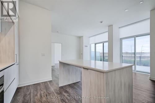 124 - 2 David Eyer Road, Richmond Hill, ON - Indoor Photo Showing Kitchen