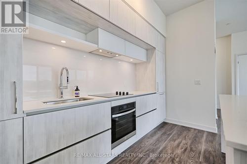 124 - 2 David Eyer Road, Richmond Hill, ON - Indoor Photo Showing Kitchen