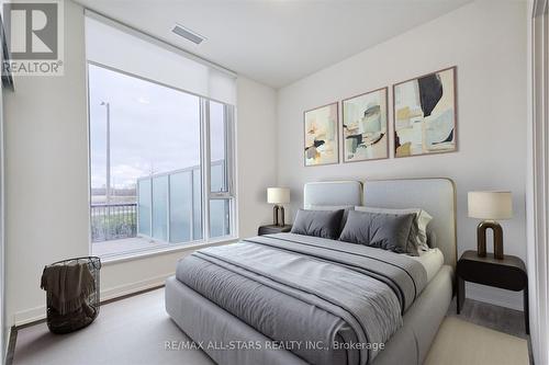 124 - 2 David Eyer Road, Richmond Hill, ON - Indoor Photo Showing Bedroom