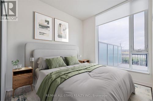 124 - 2 David Eyer Road, Richmond Hill, ON - Indoor Photo Showing Bedroom