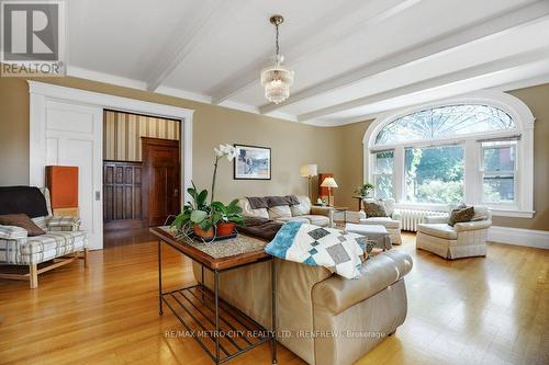 154 Quarry Avenue, Renfrew, ON - Indoor Photo Showing Living Room