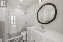 Ensuite bath with tub - 