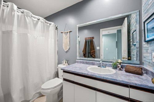 6576 Poulton Rd, Merville, BC 