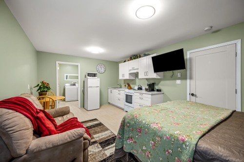 6576 Poulton Rd, Merville, BC 