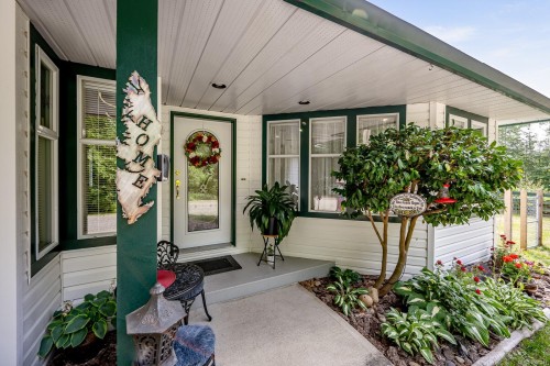 6576 Poulton Rd, Merville, BC 