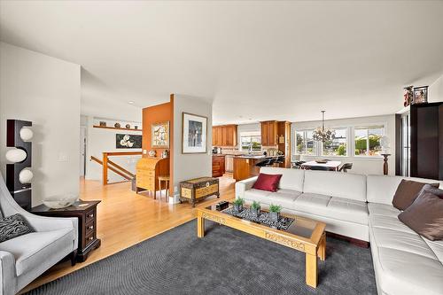 1670 Pritchard Drive, West Kelowna, BC - Indoor Photo Showing Living Room