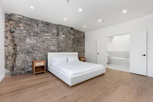 Primary bedroom - 3-131 Rue Du Port, Montréal (Ville-Marie), QC - Indoor Photo Showing Bedroom