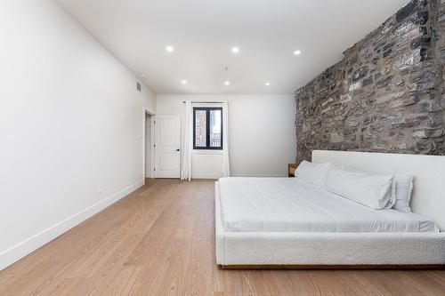 Primary bedroom - 3-131 Rue Du Port, Montréal (Ville-Marie), QC - Indoor Photo Showing Bedroom