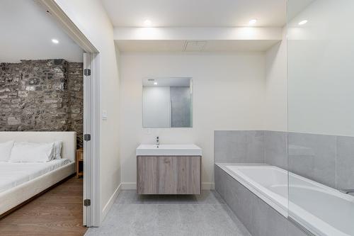 Ensuite bathroom - 3-131 Rue Du Port, Montréal (Ville-Marie), QC - Indoor Photo Showing Bathroom