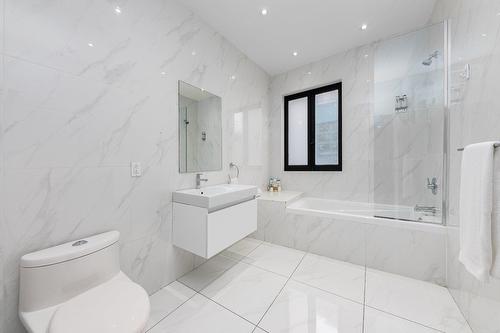 Bathroom - 3-131 Rue Du Port, Montréal (Ville-Marie), QC - Indoor Photo Showing Bathroom