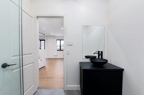 Bathroom - 3-131 Rue Du Port, Montréal (Ville-Marie), QC - Indoor Photo Showing Other Room