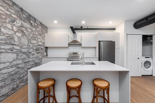 Kitchen - 3-131 Rue Du Port, Montréal (Ville-Marie), QC - Indoor Photo Showing Kitchen With Double Sink With Upgraded Kitchen