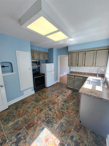 857 Main Street, Penticton, BC - Indoor Photo Showing Kitchen