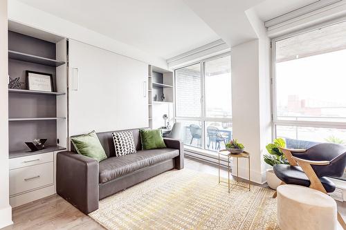 Living room - 603-360 Rue Atateken, Montréal (Ville-Marie), QC - Indoor Photo Showing Living Room
