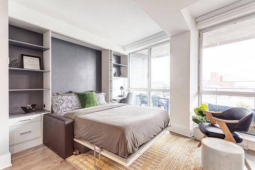 Bedroom - 603-360 Rue Atateken, Montréal (Ville-Marie), QC - Indoor Photo Showing Bedroom