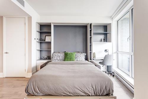 Bedroom - 603-360 Rue Atateken, Montréal (Ville-Marie), QC - Indoor Photo Showing Bedroom