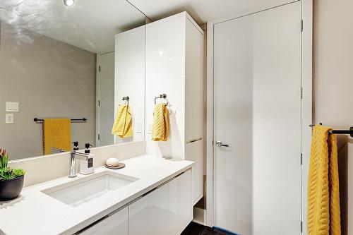 Bathroom - 603-360 Rue Atateken, Montréal (Ville-Marie), QC - Indoor Photo Showing Bathroom