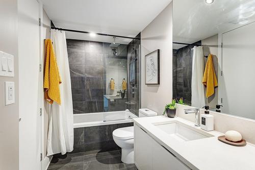 Bathroom - 603-360 Rue Atateken, Montréal (Ville-Marie), QC - Indoor Photo Showing Bathroom