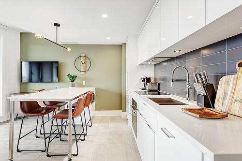 Kitchen - 603-360 Rue Atateken, Montréal (Ville-Marie), QC - Indoor Photo Showing Kitchen With Double Sink