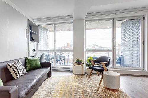 Living room - 603-360 Rue Atateken, Montréal (Ville-Marie), QC - Indoor Photo Showing Living Room