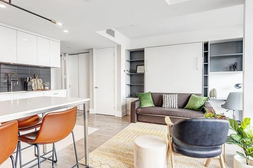 Living room - 603-360 Rue Atateken, Montréal (Ville-Marie), QC - Indoor Photo Showing Other Room