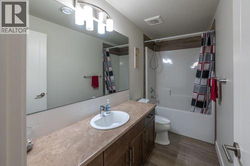 1067 Holden Road, Penticton, BC - Indoor Photo Showing Bathroom
