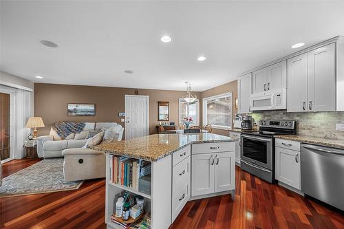 25-2080 Pacific Way, Kamloops, BC - Indoor Photo Showing Kitchen With Stainless Steel Kitchen
