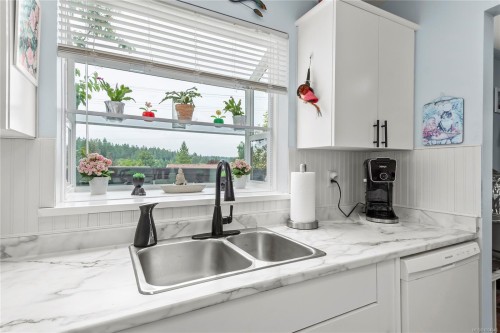B-795 Robron Rd, Campbell River, BC - Indoor Photo Showing Kitchen With Double Sink
